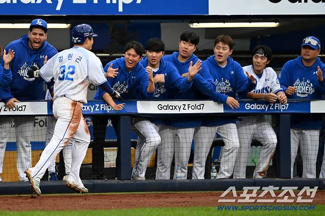 7일 대구삼성라이온즈파크에서 열린 NC와 삼성의 와일드카드 2차전, 8회말 1사 3루 삼성 김성윤의 희생플라이때 득점한 3루주자 김헌곤이 동료들의 환영을 받고 있다. 대구=허상욱 기자wook@sportschosun.com/2025.10.07/