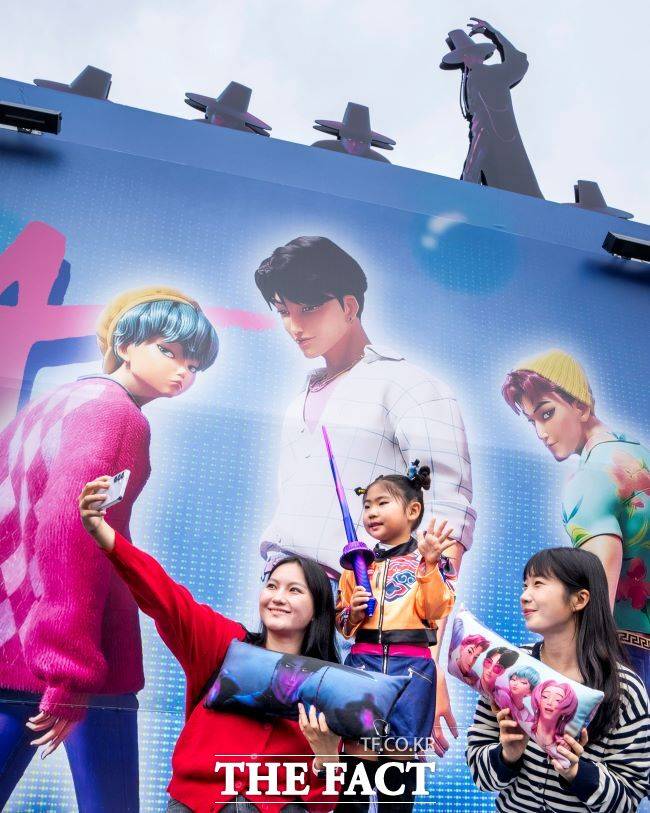 헌트릭스 분장을 하고 케이팝 데몬 헌터스 테마존을 체험하는 에버랜드 방문객 /에버랜드