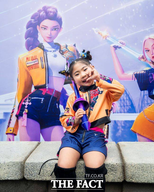 헌트릭스 분장을 하고 케이팝 데몬 헌터스 테마존을 체험하는 에버랜드 방문객 /에버랜드