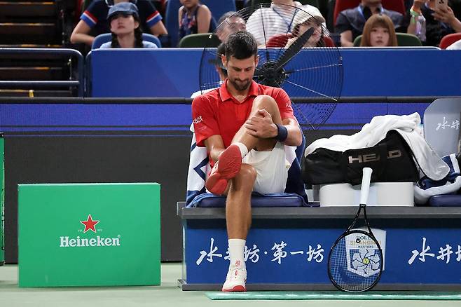 경기 내내 왼쪽 종아리 부상으로 괴로워했던 조코비치