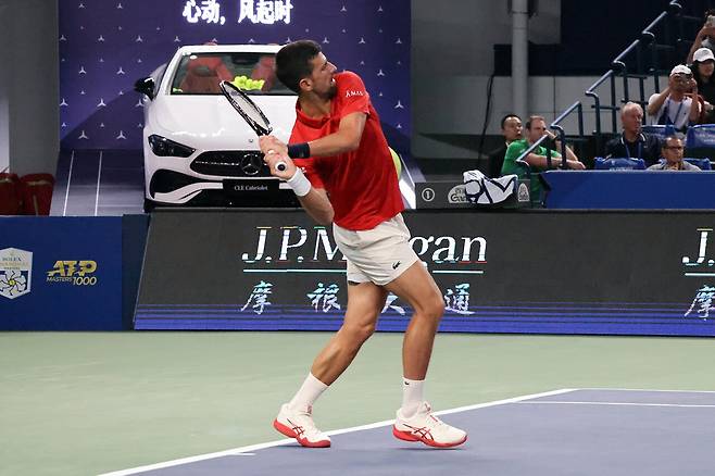 백핸드 시, 균형이 무너지며 잦은 언포스드에러를 범했던 조코비치