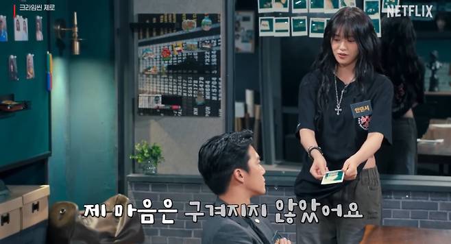 넷플릭스 '크라임씬 제로'가 7일 오후 4시, 최종 에피소드인 9~10회 '카지노 살인사건'을 공개하며 대단원의 막을 내린다. '크라임씬' 시리즈는 2014년 첫 방송 이후 큰 사랑을 받은 레전드 추리 예능으로, 넷플릭스에서 공개된 '크라임씬 제로'는 국내 1위는 물론 글로벌 TOP 10에 오르며 큰 성공을 거두었다. 지난 에피소드들을 통해 복잡하게 얽혔던 서사가 최종회에서 어떻게 마무리될지, 어떤 충격적인 반전이 기다리고 있을지에 대한 시청자들의 기대가 뜨겁다.