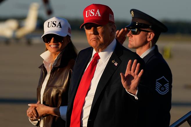 도널드 트럼프 미국 대통령과 멜라니아 여사가 5일 미국 버지니아주 노퍽에서 열린 미 해군 창건 250주년 기념식에 참석하고 있다./AP연합뉴스