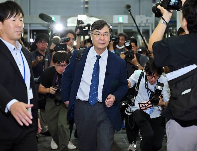 10월 6일 노벨 생리의학상 수상자 사카구치 시몬 교수가 일본 서부 오사카부 스이타시에서 열린 기자회견장에 도착하고 있다./EPA 연합뉴스