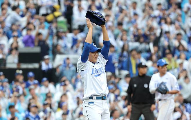 7일 대구 삼성라이온즈파크에서 열린 삼성과 NC의 KBO 와일드카드 결정 2차전 5회초 2사 주자 없는 상황에서 삼성 선발 투수 원태인이 NC 김주원의 파울 플라이를 잡아낸 우익수 김성윤의 호수비에 기뻐하고 있다./뉴시스