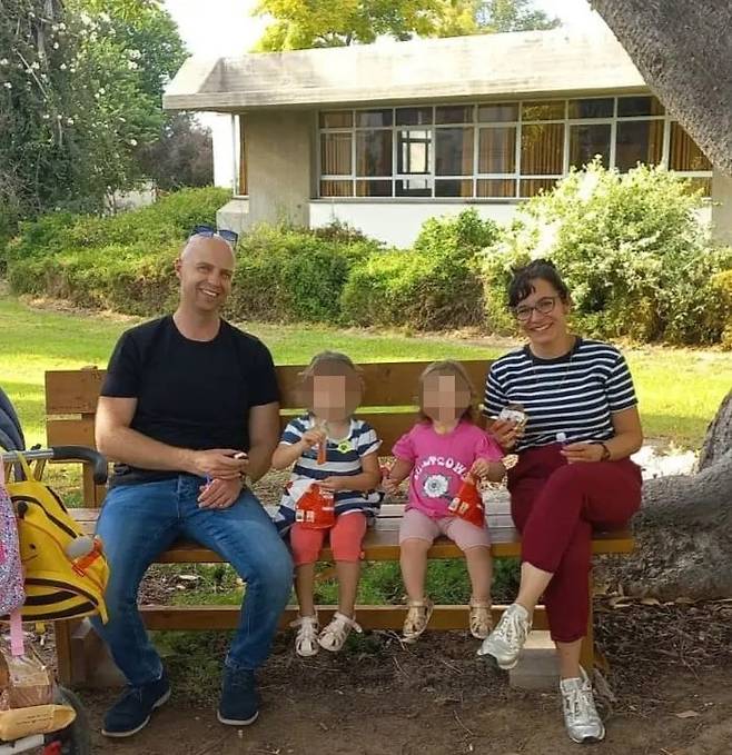 가자와의 경계선에서 가장 가까운 나할 오즈의 키부츠에 살고 있는 아들 아미르 티본과 며느리 미리암, 두 손녀의 가족 사진/X