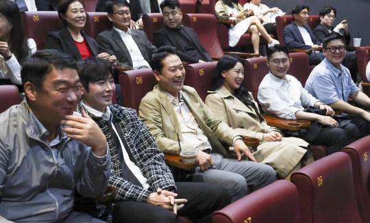 장동혁 국민의힘 대표가 7일 서울 롯데시네마 영등포점에서 영화 건국전쟁2를 관람하고 있다. 연합뉴스