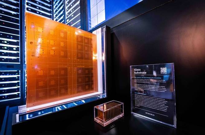 SKC가 'CES2025'에서 선보인 반도체 글라스 기판.ⓒSKC
