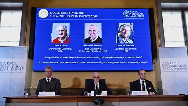 스웨덴 왕립과학아카데미 노벨위원회가 7일(현지시간) 올해 노벨 물리학상 수상자를 발표하고 있다. 화면 속 사진 왼쪽부터 존 클라크 미국 UC버클리대 교수와 미셸 드보레 예일대 교수 겸 UC산타바바라대 교수, 존 마티니스 UC산타바바라대 교수. ⓒ AP/뉴시스