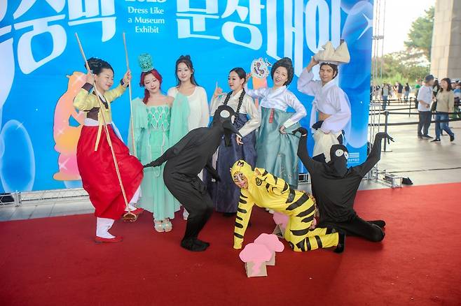 지난달 27일 서울 용산구 국립중앙박물관 열린마당에서 열린 ‘2025 국중박 분장대회’에서 단오풍정을 표현한 ’한복미인즈’ 팀, 호작도를 표현한 ‘인간 호작도’ 팀, 청자 투각 칠보무늬 향로를 표현한 ‘호두’ 팀이 단체로 포즈를 취하고 있다. 김영호 기자 rladudgh2349@donga.com