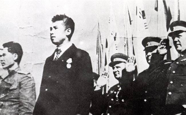 1945년 10월 14일 평양공설운동장에서 열린 ‘소련군 환영 평양시 민중 대회’에 등장한 김일성. 가슴에 소련 훈장을 단 김일성 뒤로 소련 고위 장교들이 서있다. 동아일보 DB