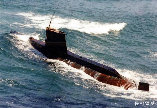 강릉 앞바다에서 발견된 북한 정찰총국 소속 상어급 소형 잠수함.  동아일보 DB