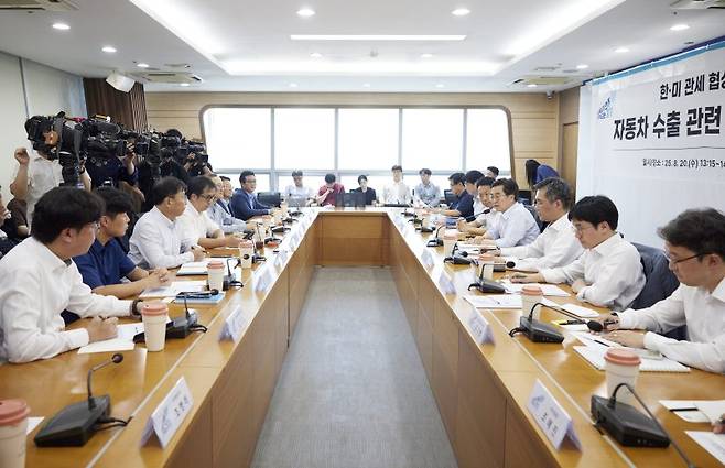 김동연 경기도지사가 평택항마린센터에서 열린 자동차 수출기업 관계자 현장간담회에서 기업인들의 애로사항을 청취하며 후속조치 논의를 하고 있다. 뉴스1