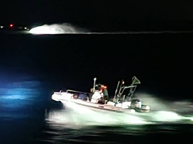 태안해경이 6일 충남 충남 태안해역 가의도 북방 2해리 인근 해상에서 밀입국 의심 선박(레저보트, 승선원 남성 8명, 중국 국적)을 검거하고 있다.태안 해양경찰서 제공