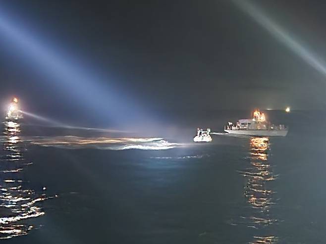 태안해경이 6일 충남 충남 태안해역 가의도 북방 2해리 인근 해상에서 밀입국 의심 선박(레저보트, 승선원 남성 8명, 중국 국적)을 검거하고 있다. 태안 해양경찰서 제공