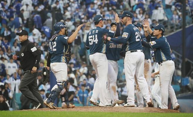 지난 6일 대구 삼성라이온즈파크에서 열린 2025 KBO 포스트시즌 와일드카드 1차전 삼성 라이온즈와 NC 다이노스의 경기. NC가 4:1로 승리후 선수들이 기뻐하고 있다. 연합뉴스