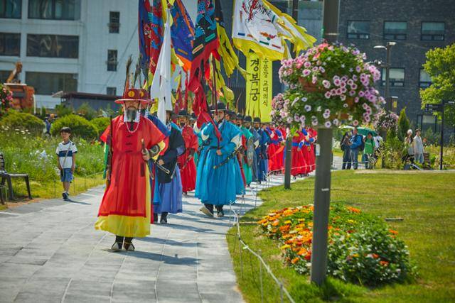 2024년 경복궁 밖에서 진행된 수문장 순라의식 모습. 광화문 월대에서 인사동 일대까지 수문장과 수문군, 군악대인 취라치가 행진한다. 국가유산청 제공