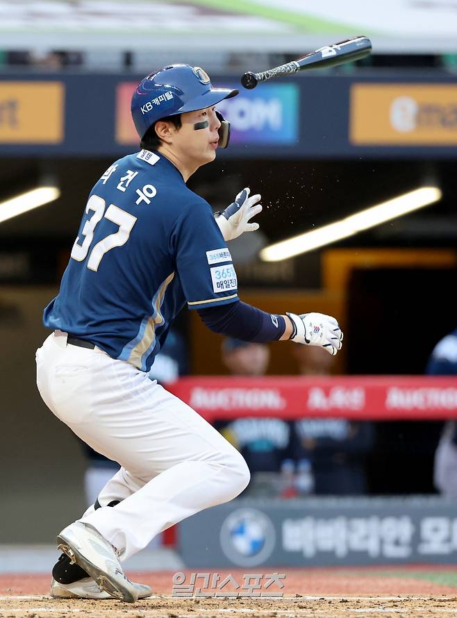 2025 KB0리그 프로야구 SSG랜더스와 NC다이노스의 경기가 14일 오후 인천SSG랜더스필드에서 열렸다. 3회초 무사 1,2루 박건우가 1타점 적시타를 치고 있다. 인천=김민규 기자 mgkim1@edaily.co.kr /2025.05.14/