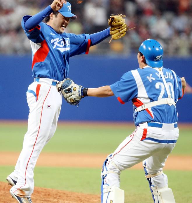 2008.08.23 베이징=올림픽사진공동취재단 23일 베이징 우커송야구장에서 열린 한국 대 쿠바의 결승경기에서 3:2 승리하며 정대현과 진갑용이 환호하고 있다.