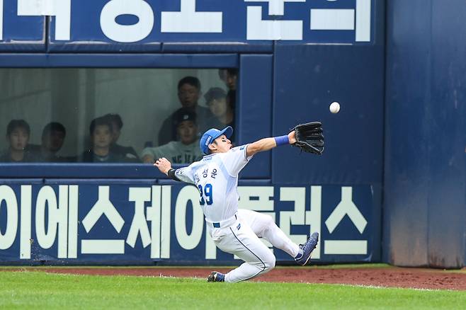 7일 슈퍼캐치로 팀의 위기를 넘긴 삼성 김성윤. 삼성 제공