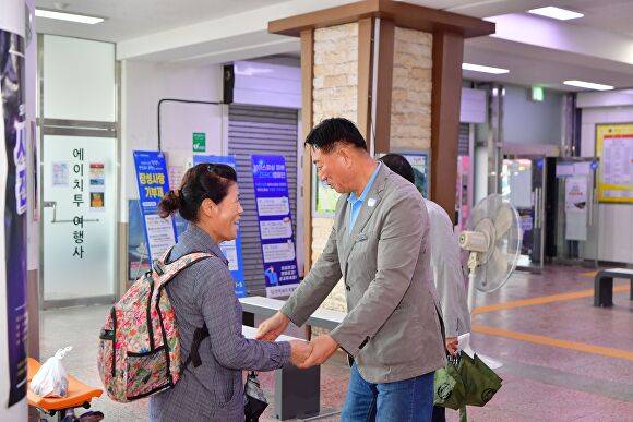 김한종 장성군수가 추석 연휴 첫날인 지난 3일 오전, 장성나들목 가축방역초소와 장성공영버스터미널을 방문해  귀향 주민과 추석인사를 하고 있다. [사진=장성군]