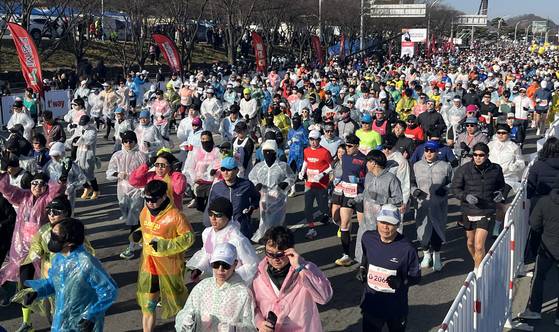 지난 2월 23일 오전 대구 수성구 대구스타디움 일원에서 열린 '2025 대구마라톤대회' 참가자들이 힘차게 출발하고 있다. 뉴스1
