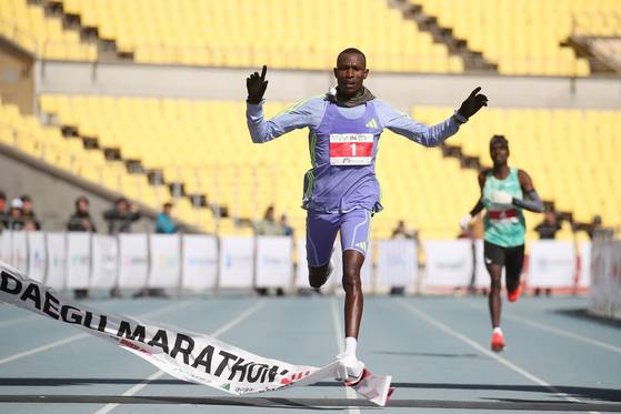 지난 2월 23일 오전 대구 수성구 대구스타디움 일원에서 열린 '2025 대구마라톤대회'에서 게브리엘 제럴드 게이(탄자니아)가 국제부 남자 1위로 결승선을 통과하고 있다. 뉴스1