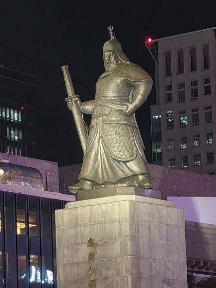 갤럭시 S25 엣지 10배줌으로 찍은 이순신 장군 동상. 심서현 기자