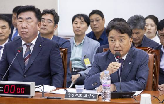 김영환 충청북도 도지사가 23일 국회에서 열린 오송 지하차도 참사 진상규명과 재발 방지 대책 마련을 위한 국정조사 청문회에 출석해 의원 질의에 답하고 있다. 연합뉴스