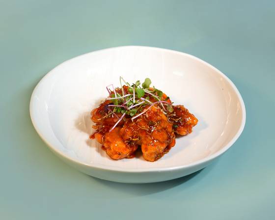 오는 10월 24~26일 열릴 '2025 통영 어부장터'에서 선보일 국내 정상급 셰프 7인이 개발한 시그니처 메뉴 중 하나인 '통영 멸치 닭강정'. 사진 통영시