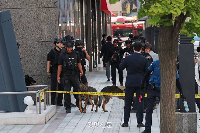 신세계백화점 본점에 폭발물을 설치했다는 위협 글이 온라인 커뮤니티에 게시된 5일 경찰특공대가 서울 명동 신세계백화점 내부 수색을 마치고 철수하고 있다. 정효진 기자