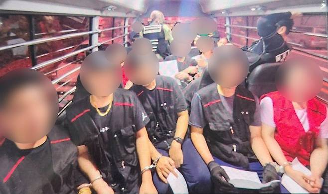 지난달 16일 울산출입국사무소가 울산의 한 자동차 부품회사에서 일하는 이주노동자들을 수갑에 채워 연행하고 있는 모습. 금속노조 제공