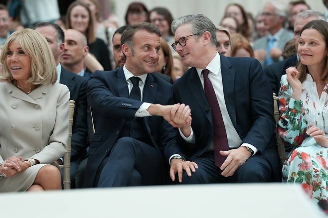 에마뉘엘 마크롱 프랑스 대통령(왼쪽)과 키어스타머 영국 총리가 악수를 나누고 있다. EPA연합뉴스