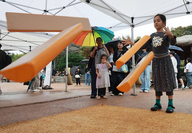 People play yutnori, a traditional Korean board game, at Namsangol Hanok Village in Seoul on Monday on the Chuseok holiday. (Yonhap)