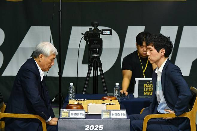 영화 ‘승부’ 실제 주인공 조훈현 9단(왼쪽)과 이창호 9단이 사제 대결을 펼쳤다. 한국기원 제공