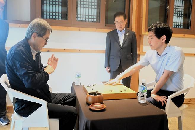 이창호 9단(오른쪽)이 영천 한의마을에서 지도기를 펼쳤다. 한국기원 제공