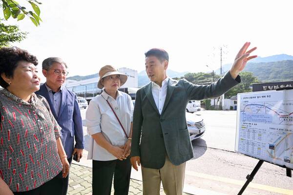 김동근 의정부시장이 평화로 버스전용 차로제 해제 관련 주민 의견을 듣고 있다. 의정부시 제공