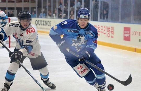 아시아리그 최초로 400어시스트를 달성한 HL 안양 김상욱(오른쪽). 사진[연합뉴스]