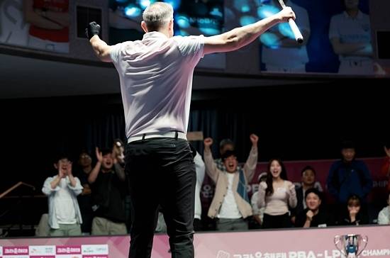 레펀스가 7일 새벽 열린 크라운해태PBA챔피언십 결승전 7세트에 마지막 11점을 채우며 우승을 확정지은 후 당구테이블에 올라가 환호하고 있다. 레펀스는 21/22시즌 첫 우승 때도 당구테이블에 올라가 기쁨을 표시했다. (사진=PBA)