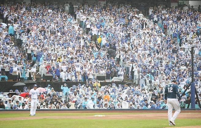 7일 대구 삼성라이온즈파크에서 열린 2025 KBO 포스트시즌 와일드카드 2차전 삼성 라이온즈와 NC 다이노스의 경기. 내리는 빗속에서도 만원 관중이 열띤 응원을 하고 있다.  연합뉴스