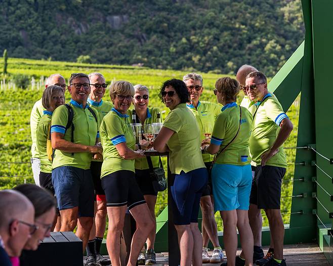 라이딩 도중 트라민 와이너리에서 와인을 시음하는 자전거 애호가들. [사진=전형민 기자]