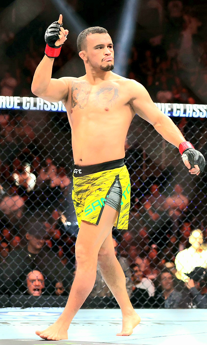 다니에우 구스타부 곤자가 산투스가 2025년 10월 미국 네바다주 패러다이스의 티모바일 아레나에서 2라운드 21초 KO로 ‘좀비 주니어’ 유주상을 꺾어 UFC 4연승을 달성한 후 기뻐하고 있다. 사진=TKO