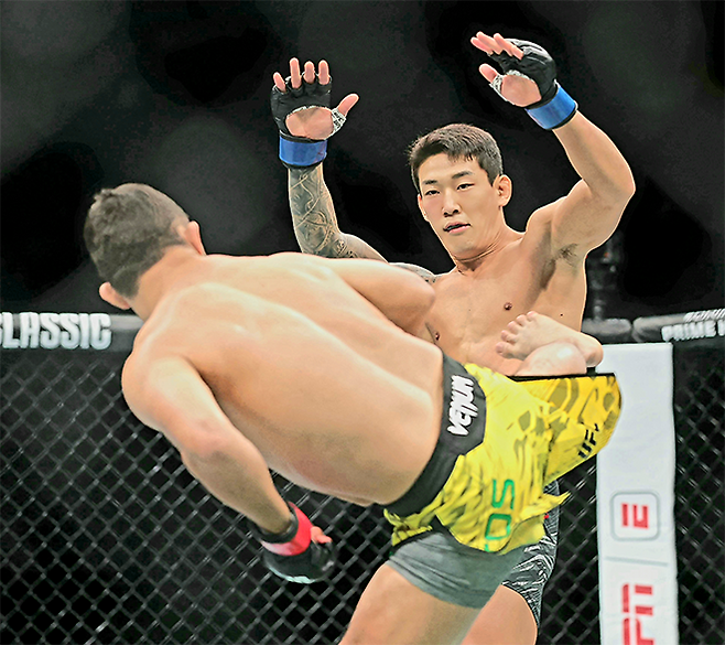 ‘좀비 주니어’ 유주상이 2025년 10월 미국 네바다주 패러다이스의 티모바일 아레나 UFC320 계약 체중 69.4㎏ Preliminary card 제3경기 다니에우 구스타부 곤자가 산투스의 타격을 조롱하고 있다. 사진=Getty Images=연합뉴스 제공