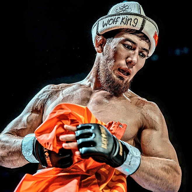 Road to UFC 시즌4 라이트급 쇼케이스 출전이 무산된 ‘울프킹’ 아딜레트 누르마토프가 2025년 8월 인천광역시 영종국제도시 인스파이어 아레나 페더급 메인이벤트에서 제3대 블랙컴뱃 밴텀급 챔피언 ‘투신’ 김재웅을 때려눕힌 후 승리 세리머니를 하고 있다. 사진=이데아 파라곤