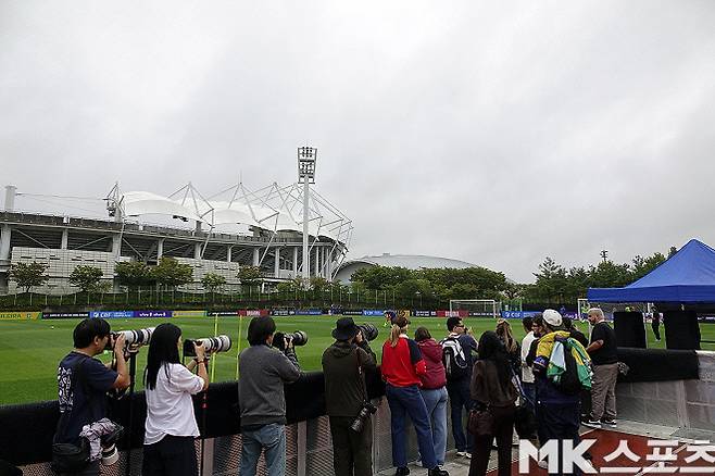 7일 브라질 대표팀의 훈련을 취재하기 위해 고양종합운동장 보조구장을 찾은 브라질 취재진은 30명이었다. 사진=이근승 기자