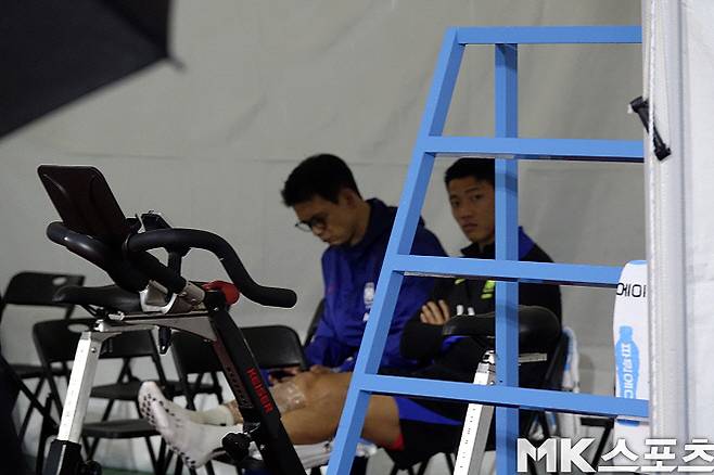 종아리에 이상을 느낀 황희찬. 사진=이근승 기자