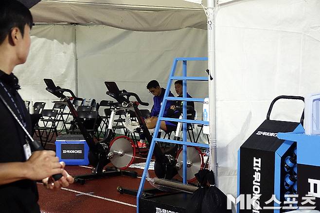 아이싱 치료를 받는 황희찬. 사진=이근승 기자