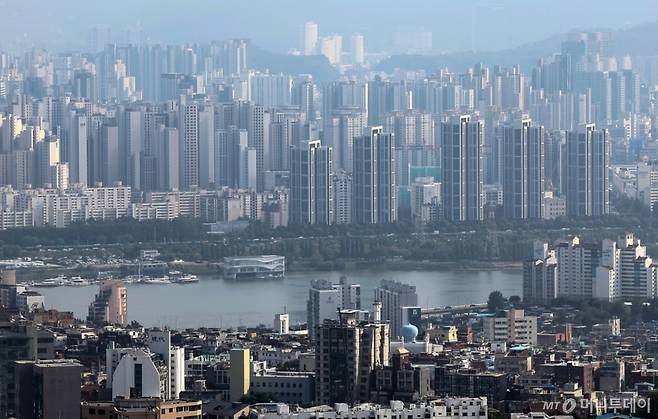 (서울=뉴스1) 김성진 기자 = 서울 아파트값 상승세가 마포·성동·광진 등 '한강벨트'에 국한되지 않고 서울 전역으로 확산되는 양상이다.  1일 한국부동산원에 따르면, 9월 넷째 주 서울 아파트 매매가격은 전주 대비 0.19% 상승하며 3주 연속 오름세를 이어갔다. 전주 상승률 0.12% 대비 0.07%포인트(p) 상승세를 키웠다.  1일 서울 남산에서 바라본 시내 아파트 단지 모습. 2025.10.1/뉴스1  Copyright (C) 뉴스1. All rights reserved. 무단 전재 및 재배포,  AI학습 이용 금지. /사진=(서울=뉴스1) 김성진 기자