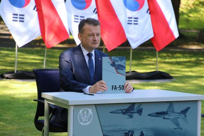T-50과 FA-50은 한국과 동남아, 중동과 폴란드 등에서 운용 및 수출 경험을 쌓았다. 사진은 FA-50 기본계약서를 든 마리우스 브와슈차크 폴란드 국방장관 겸 부총리. /사진=머니투데이
