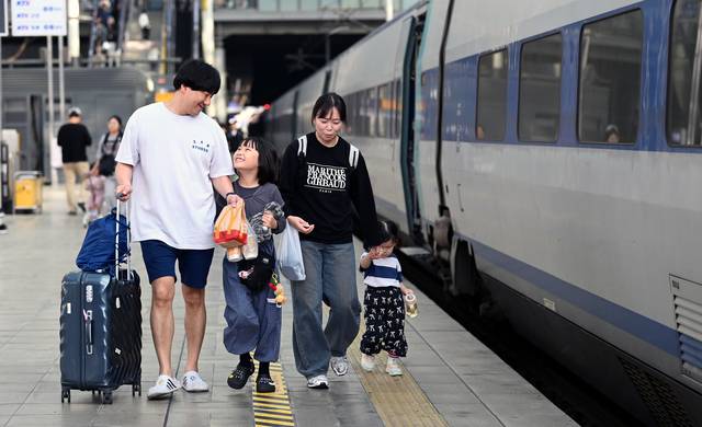 2일 오전 서울 중구 서울역에서 한 가족이 고향으로 향하는 기차를 타기 위해 이동하고 있다. 2025.10.02 윤성호 기자
